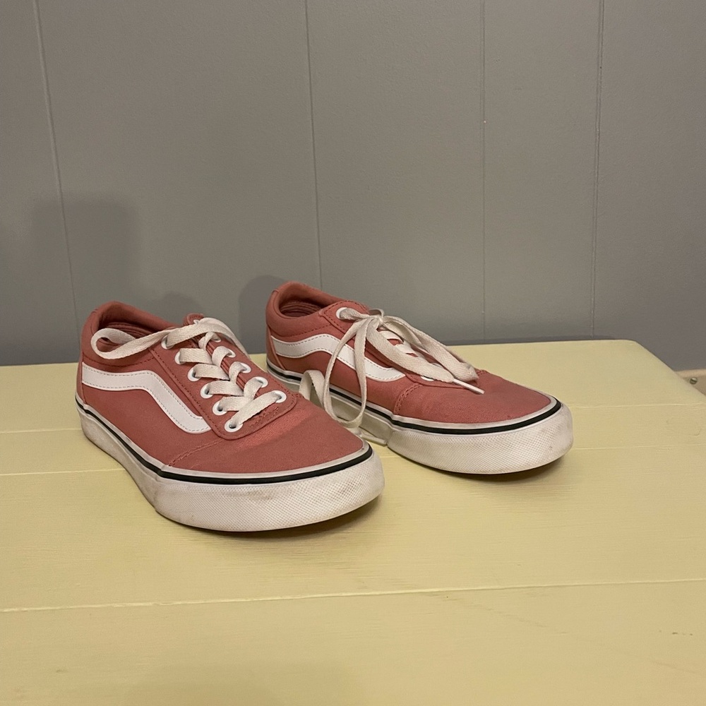 Women’s Classic pink van sneakers